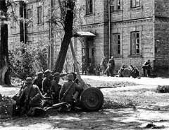 НЕМЕЦКИЕ ВОЙСКА ВЕДУТ БОЙ У СТЕН БРЕСТСКОЙ КРЕПОСТИ, ИЮНЬ 1941-ОГО, фото сайта victory.rusarchives.ru 